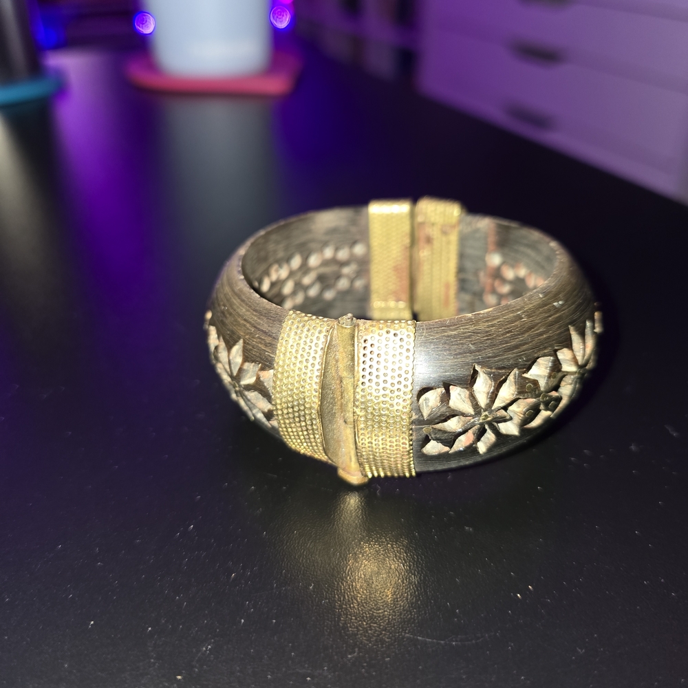 Elegant Gold and Brown Floral Bracelet